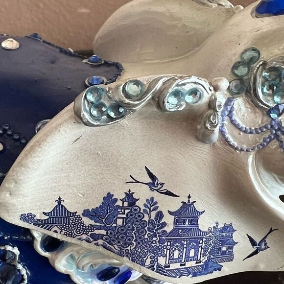 The Hamilton collection sparkling blue willow elephant figurine - Picture 12 of 12